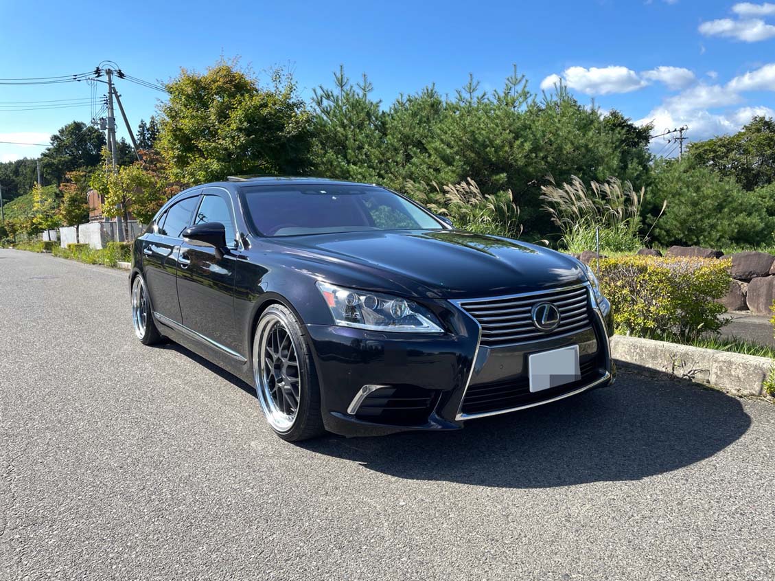 走行時は少し上げると運転しやすいです